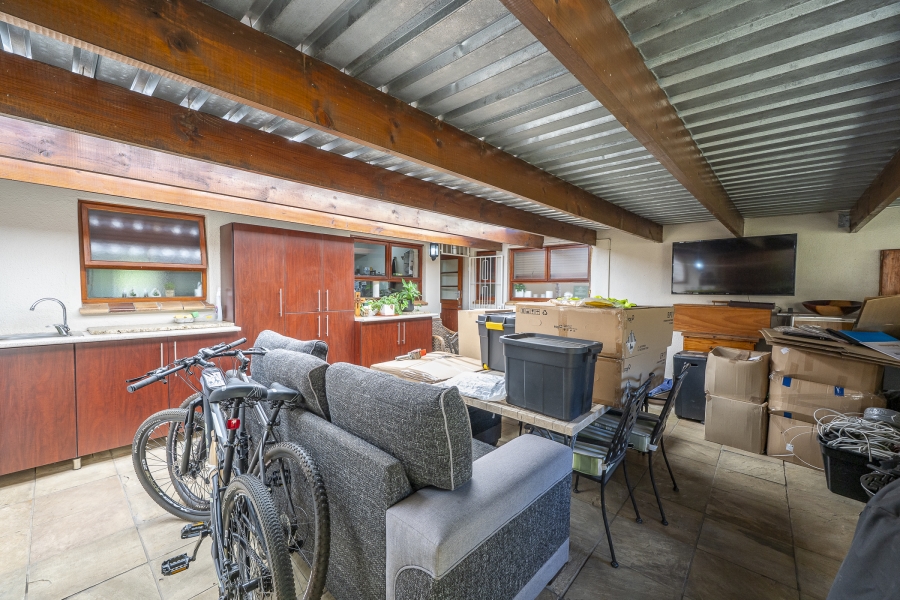 5 Bedroom Property for Sale in Kenridge Western Cape